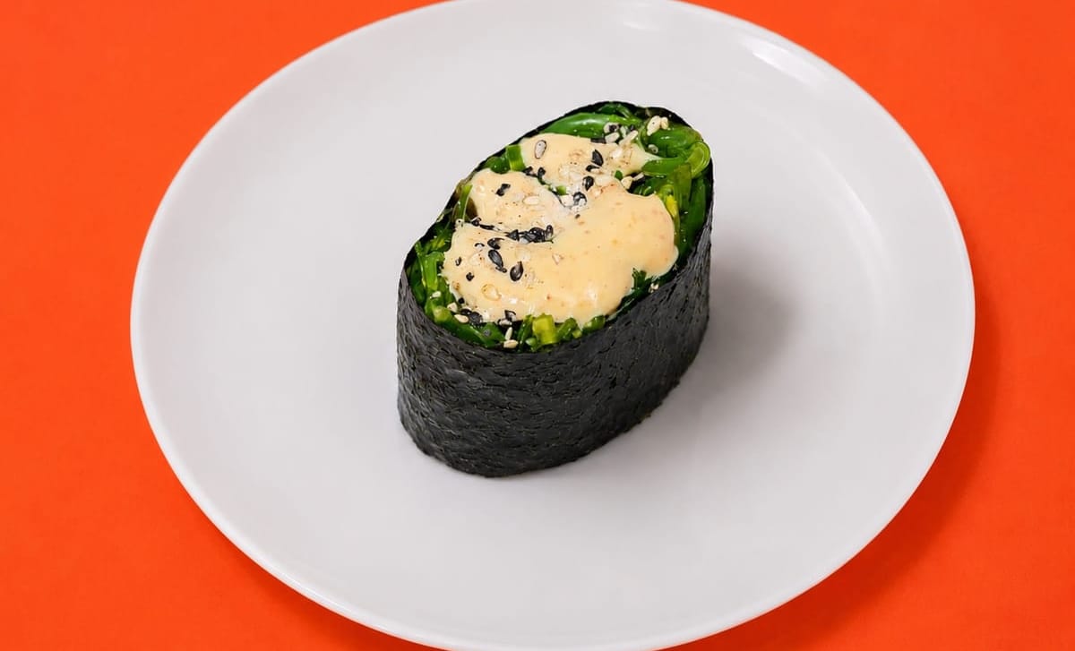 Гункан с чукой и ореховым соусом